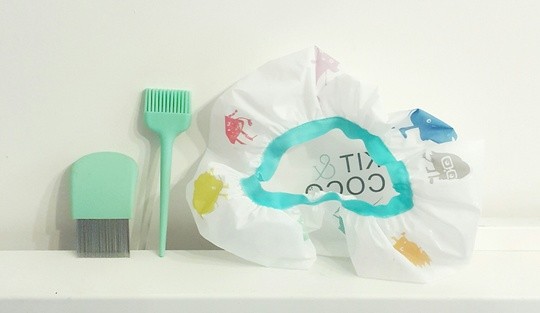 Les accessoires qu'on recoit dans le Kit&coco : peingne anti-poux, inceau applicateur et charlotte glamour